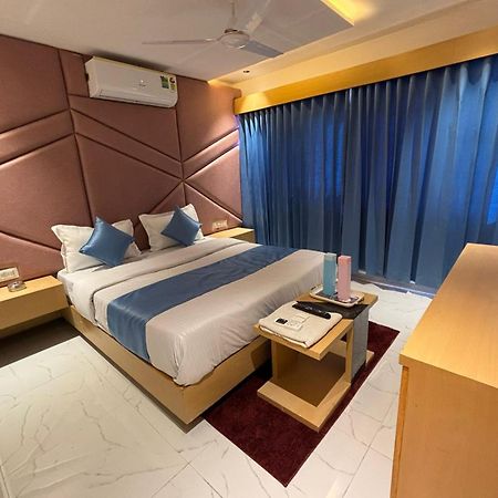 Hotel Phoniex Ahmedabad Exterior photo