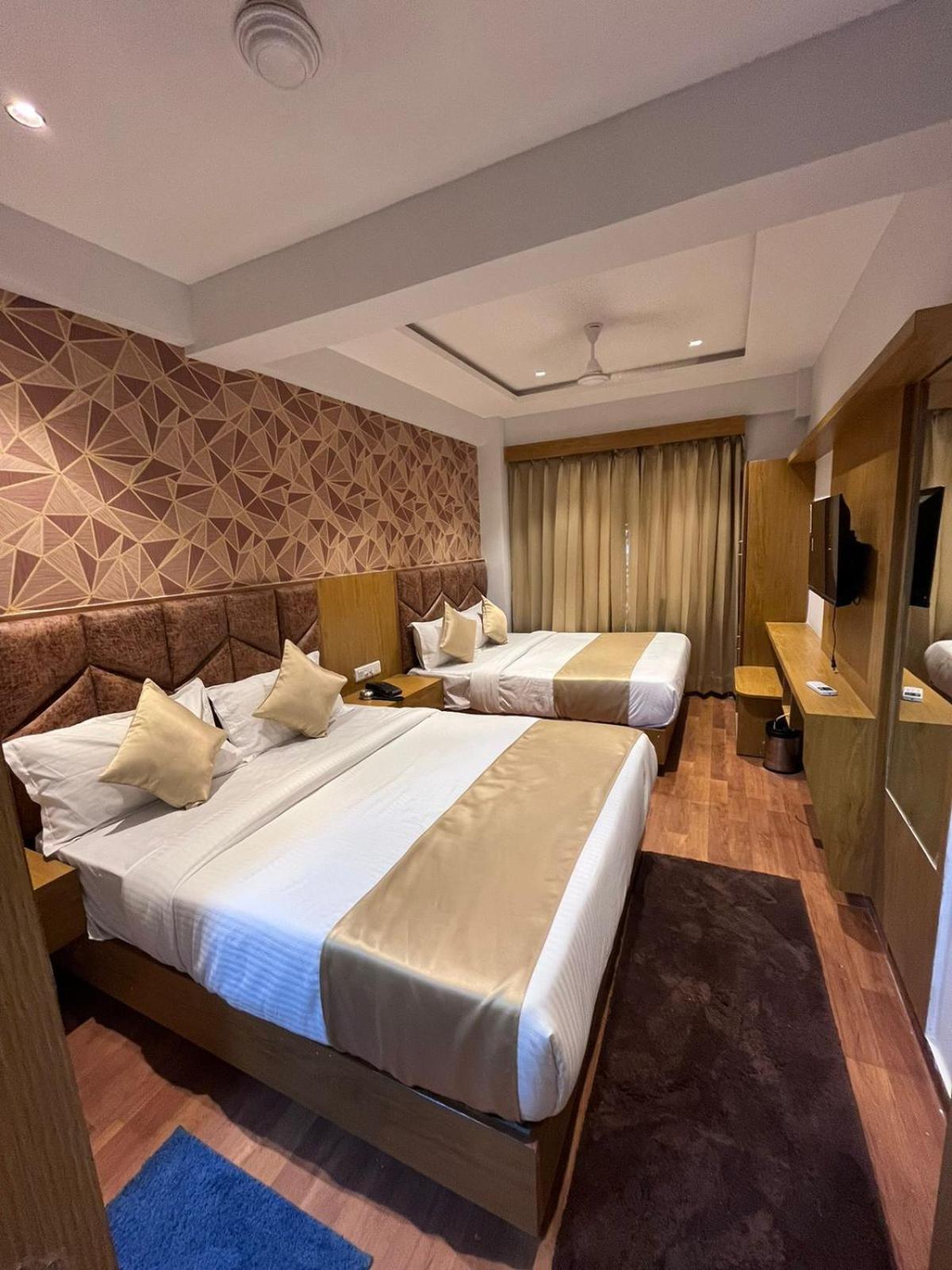 Hotel Phoniex Ahmedabad Room photo