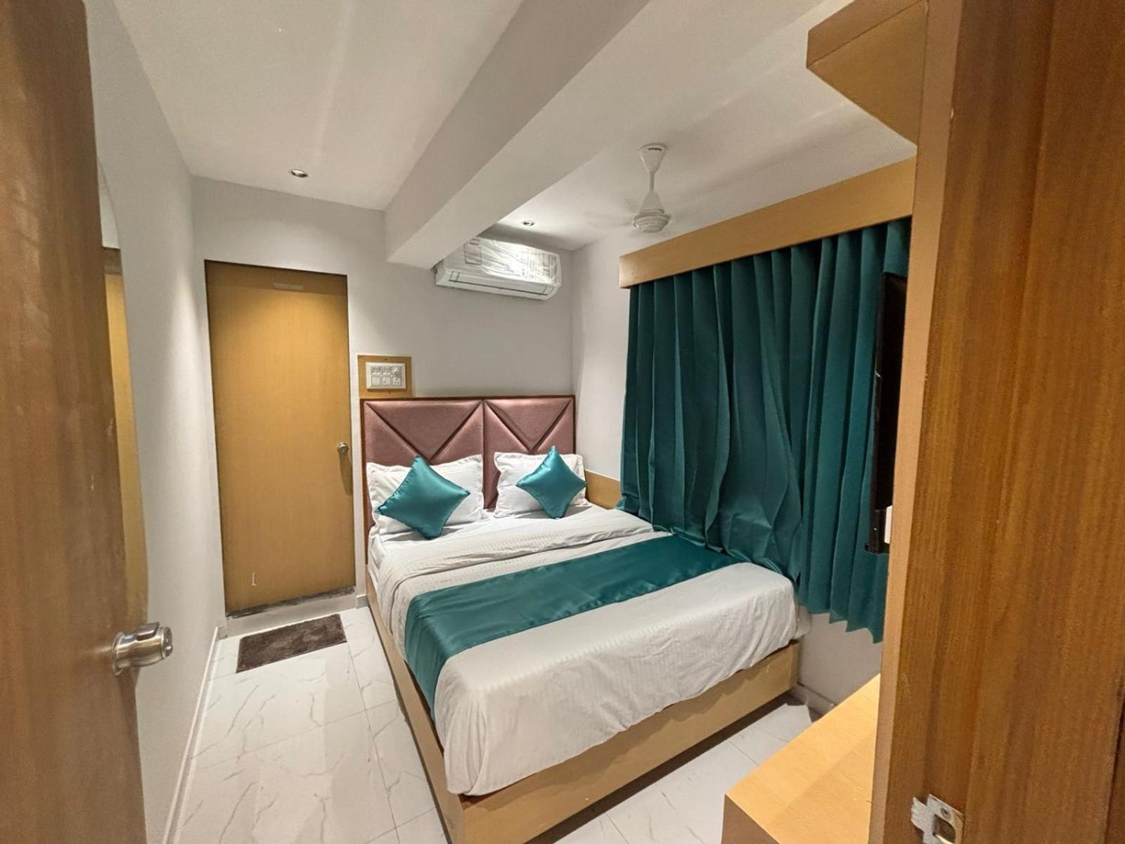 Hotel Phoniex Ahmedabad Exterior photo