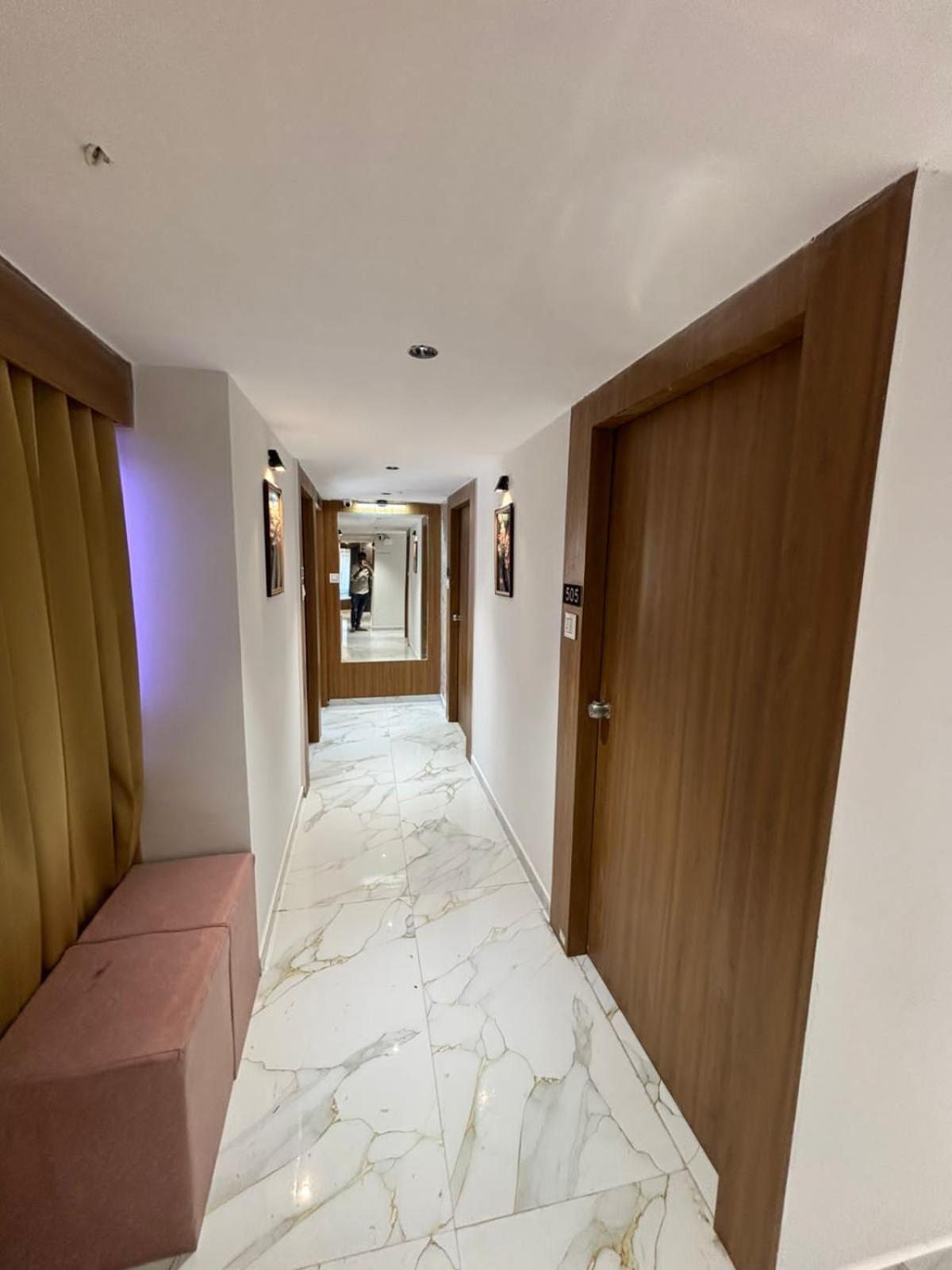 Hotel Phoniex Ahmedabad Exterior photo