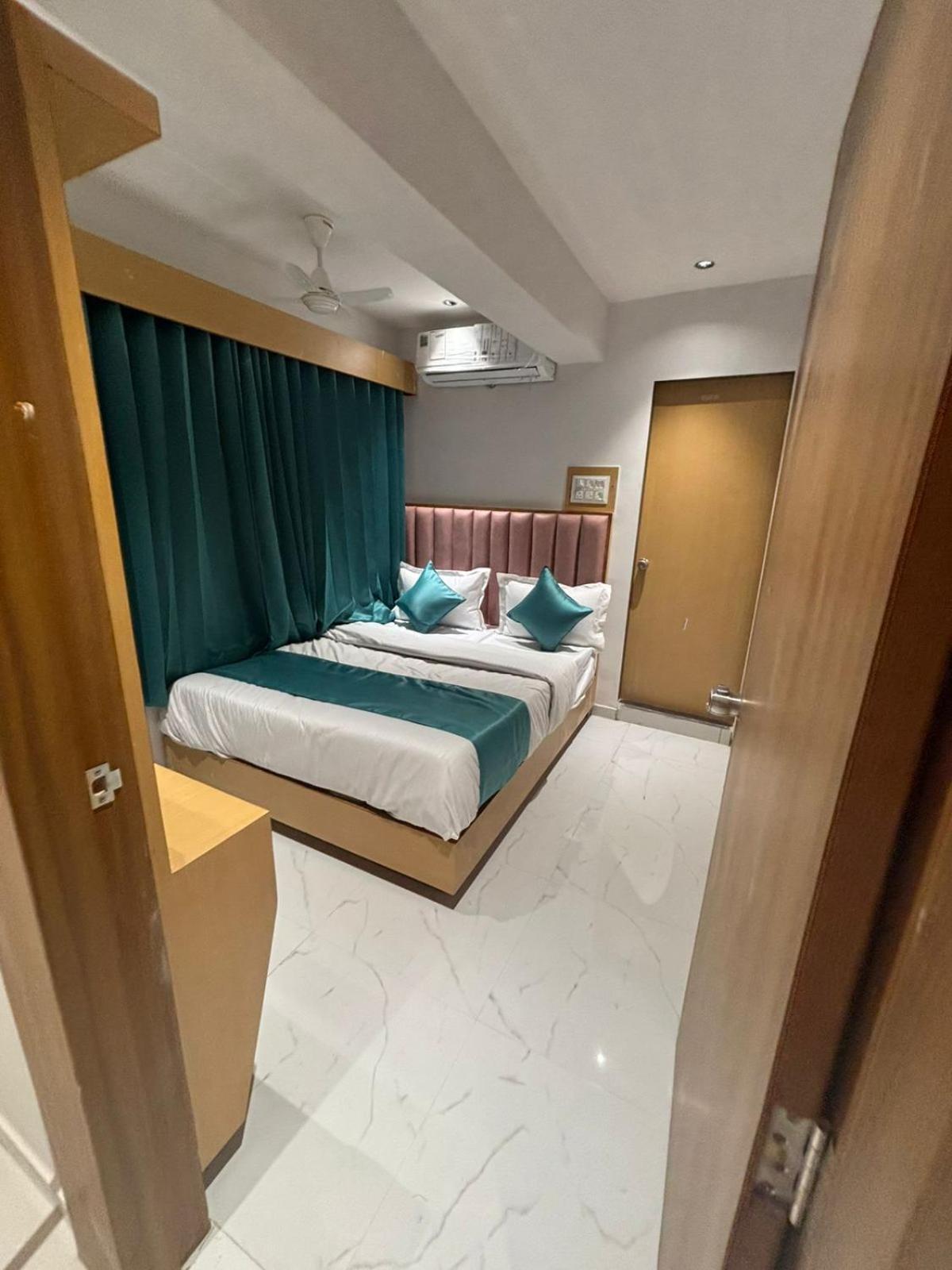 Hotel Phoniex Ahmedabad Exterior photo