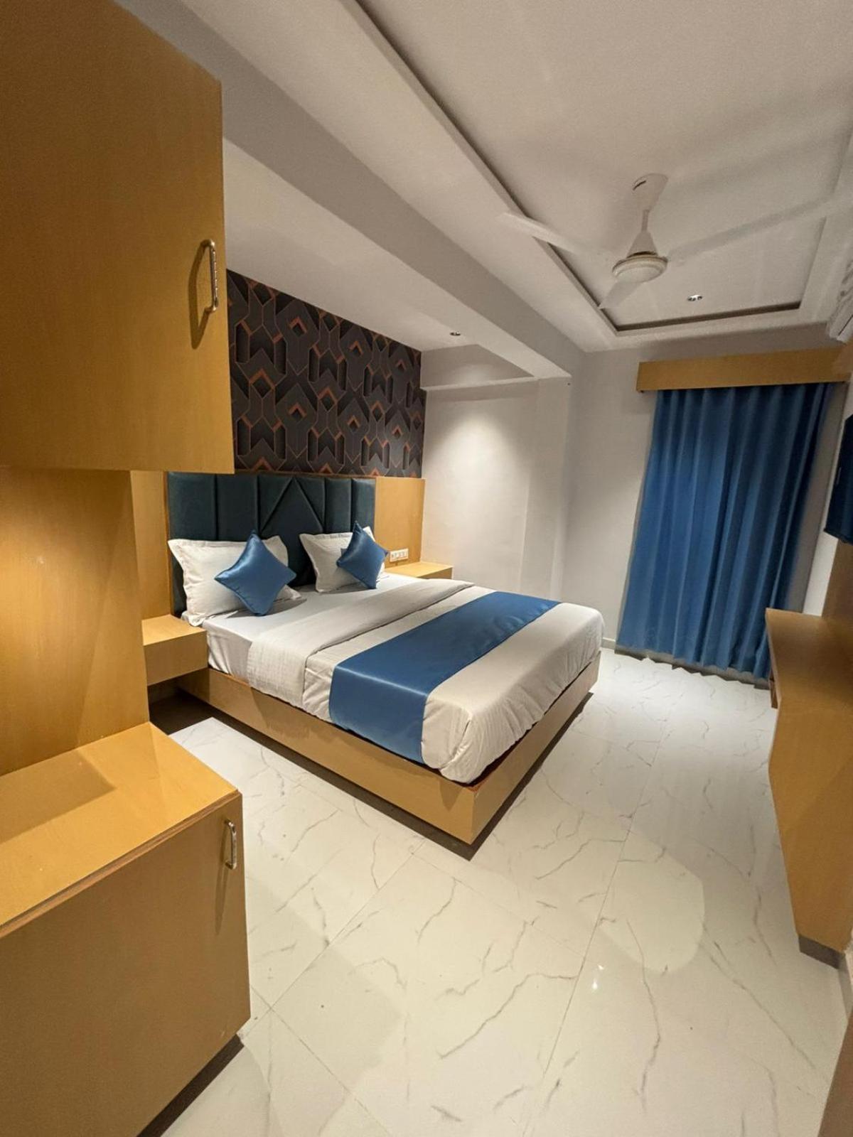 Hotel Phoniex Ahmedabad Exterior photo