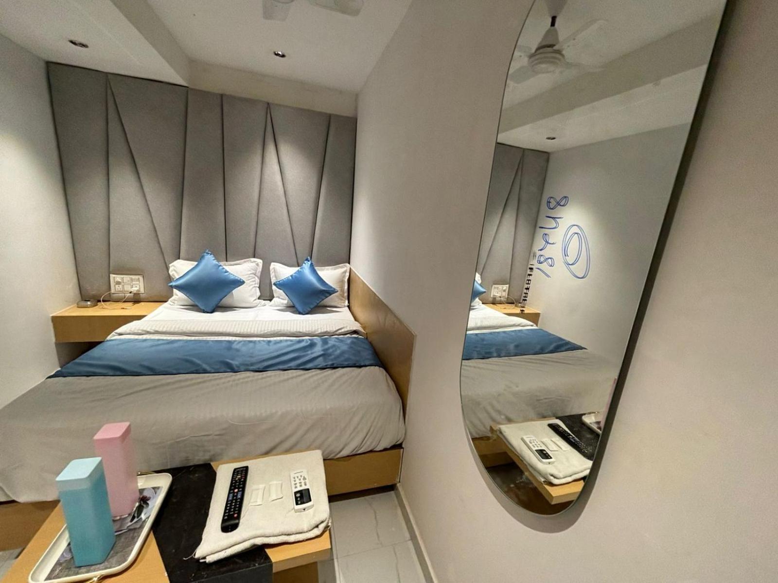 Hotel Phoniex Ahmedabad Exterior photo