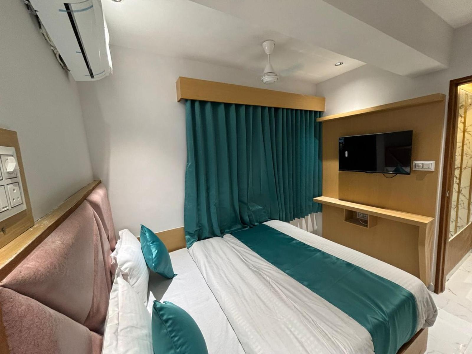 Hotel Phoniex Ahmedabad Exterior photo